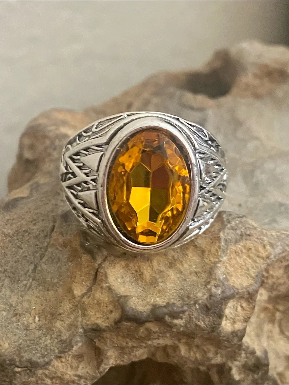 5/$10❤️❤️❤️NEW Silver Tone Zinc Alloy Yellow Amber Acrylic Statement Ring - Picture 1 of 6
